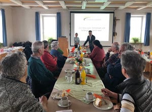 csm_Herr_Hoelzl_ueberreicht_Kastl_342819f9c9